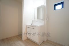 三面鏡裏収納付き洗面化粧台です＾＾ 歯磨きセットやスキンケア用品などの収納に便利ですね。