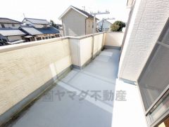 南向きで陽当たりの良いバルコニーです。お洗濯やお布団干しはもちろん、日光浴スペースにも＾＾