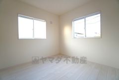 2面採光を確保した明るい室内は、風通しも良く、大変居心地の良い空間となっております。日当たりがよく、子供部屋としての利用もおすすめ。