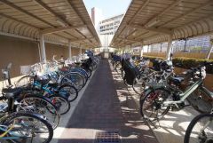 屋根付き駐輪場完備。清掃と管理により、常に清潔で安全な環境を維持しています。