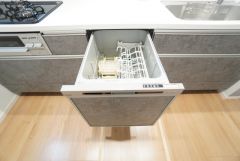 炊事時間を大幅に短縮できる食器洗浄乾燥機付き＾＾食器を洗う手間が減るので家族とのコミュニケーションの時間や自分の時間が増えますね。