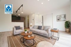 家族が集まる開放的なリビング。思い思いの時間を過ごしたり食事をしたり、素敵な団らんの場になりますね。