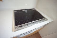 お手入れのしやすいIHクッキングヒーターです。3口コンロなので、効率よくお料理が楽しめます。毎日のお料理も楽しくなりますね＾＾