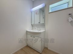 三面鏡裏収納付き洗面化粧台です＾＾ 歯磨きセットやスキンケア用品などの収納に便利ですね。