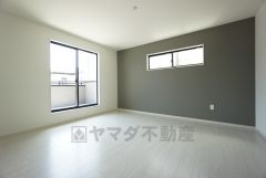 アクセントクロスがお洒落な約9帖の洋室。