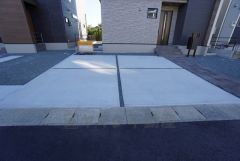 駐車スペースはゆとりある3台分を確保。マイカー用に、お客さま用に、余裕を持ってご利用いただけます。