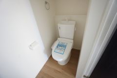 ウォシュレット、暖房便座、節電・節水機能など、使い勝手のよい高機能トイレです。 上部には収納棚が付いています＾＾