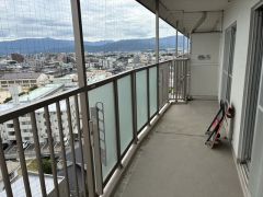 バルコニーは日当たり良好です。お洗濯物も気持ちよく干せそうです。日光浴をしたり、星を眺めたりも良いですね^^