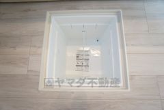 キッチンには床下収納を設けています。生活スペースを減らさず、キッチン用品や非常食など様々なものを収納できます。