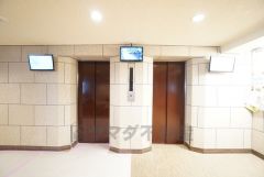 エレベーターは2台完備。カメラ付きで中の様子が見えるので安心できます＾＾ 