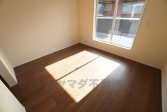 主寝室としてお使いいただけそうなこちらのお部屋は、日当たりが良く、爽やかな風を感じて起きる朝は、快適生活の始まりに。