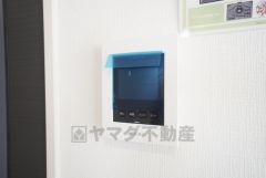 防犯はもちろん、セールスマン対策にもなるモニター付きインターホンです。お子さん1人での留守番時にも活躍しそうです。