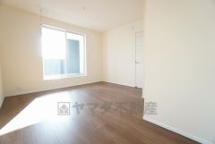 主寝室としてお使いいただけそうなこちらのお部屋は、日当たりが良く、爽やかな風を感じて起きる朝は、快適生活の始まりに。