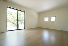 大きな窓のあるリビングは、陽光あふれる明るい空間です。居心地良く、ご家族皆がゆったり寛げる憩いの空間となりそうです。