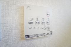 浴室暖房乾燥機には、暖房、乾燥、涼風、換気の4つの機能が付いています。タイマー付きです。換気・雨の日の洗濯も安心です＾＾