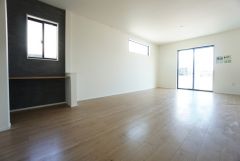 大きな掃き出し窓のあるリビングは、陽光あふれる明るい空間です。ゆったりと寛げる憩いの場となりそうです。