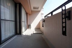 広々としたバルコニー。 天気のいい日にはお布団もまとめて干せそうですね＾＾