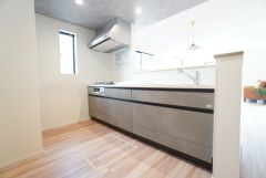 対面式キッチンなのでリビングにいるご家族とコミュニケーションを取りながら洗い物や、お料理が楽しめそうですね＾＾