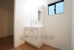 三面鏡裏収納付き洗面化粧台です＾＾ 歯磨きセットやスキンケア用品などの収納に便利ですね。 生活感も隠すことができ、来客時にも安心です。