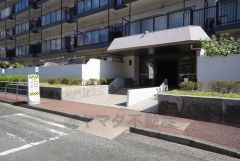 エントランスへはスロープが設けられています。