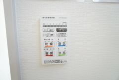 浴室暖房乾燥機には、暖房、乾燥、涼風、換気の4つの機能が付いています。タイマー付きです。換気・雨の日の洗濯も安心です＾＾