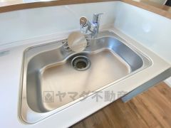 大きなお鍋も楽々洗える幅の広いシンクです＾＾ステンレスシンクなので簡単にお掃除できますよ。洗剤やスポンジもすっきりできる収納付き。