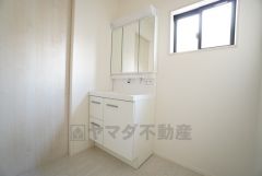 三面鏡裏収納付き洗面化粧台です＾＾ 歯磨きセットやスキンケア用品などの収納に便利ですね。 生活感も隠すことができ、来客時にも安心です。