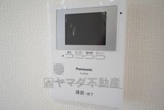 来訪者の顔を確認できるTVモニター付きインターフォン。玄関まで確認に行かなくても誰が来たのかすぐわかります。