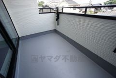 幅広のインナーバルコニーは多少の雨でも洗濯物を守ってくれ、家事を助けてくれること間違いなし。眩しすぎる日差しも和らげます。 