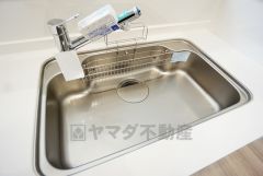 大きなお鍋も楽々洗える幅の広いシンクです＾＾ステンレスシンクなので簡単にお掃除できますよ。洗剤やスポンジもすっきりできる収納付き。