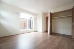 主寝室としてお使いいただけそうなこちらのお部屋は、日当たりが良く、爽やかな風を感じて起きる朝は、快適生活の始まりに。