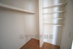 ファミリークローク付き。大きめのスーツケースなどもすっきりと収納できます。