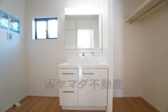 三面鏡つき洗面台。収納も一体型になっているので、化粧品や予備の歯ブラシ等もきれいに整頓できますね＾＾ 洗面台横には収納があり、お洗濯などの時短につなげることができます。 