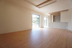 大きな掃き出し窓のあるリビングは、陽光あふれる明るい空間です。ゆったりと寛げる憩いの場となりそうです。