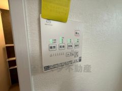 雨の日の洗濯も安心できる浴室暖房乾燥機付き浴室。浴室暖房乾燥機には、暖房、乾燥、涼風、換気の4つの機能が付いています。