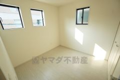 2面採光を確保した明るい室内は、風通しも良く、大変居心地の良い空間となっております。日当たりがよく、子供部屋としての利用もおすすめ。