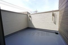 南西向きで陽当たりの良いバルコニーです。お洗濯やお布団干しはもちろん、日光浴スペースにも＾＾足元は防水工事施工済です。