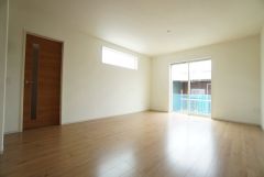 大きな窓のあるリビングは、陽光あふれる明るい空間です。居心地良く、ご家族皆がゆったり寛げる憩いの空間となりそうです。