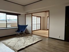 15.5帖。家族が集まる開放的なリビング。思い思いの時間を過ごしたり食事をしたり、素敵な団らんの場になりますね。 