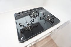 複数の調理を一度に行うことができる3口コンロ。効率よくお料理が出来ます。毎日のお料理も楽しくなりますね＾＾