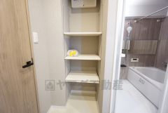 洗面室には可動棚タイプの収納が設けられています＾＾衣類やタオルの収納スペースを確保。雑然とした洗面室がすっきり片付けやすくなります＾＾ 