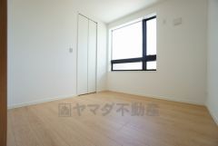 家具を選ばないナチュラルなフローリングとシンプルなクロスで住む人のこだわりを活かす洋室。ウォークインクローゼット付きで荷物もすっきり片付けられ、ゆとりのある暮らしが出来ます＾＾