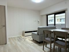 大きな掃き出し窓のあるリビングは、陽光あふれる明るい空間です。ゆったりと寛げる憩いの場となりそうです。