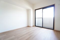 7.2帖洋室。 2面採光を確保した明るい室内は、風通しも良く、大変居心地の良い空間となっております。爽やかな風を感じて起きる朝は、快適生活の始まりに。