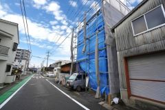 前面道路は南東側約6.2ｍの公道に面しています。 道路幅が広いので駐車もラクラクできそうですね＾＾ 