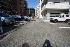 敷地内に駐車場あります＾＾月額（7，500円）敷金22，500円。最新の空き状況はお問い合わせください。