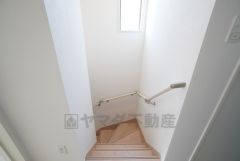 お子様も高齢の方も安心して上り下りができる手摺がついた安心設計です。 階段には小窓を配置しました。日中でも暗くなりがちな階段下が明るくなり安全ですね。