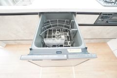 炊事時間を大幅に短縮できる食器洗浄乾燥機付き＾＾食器を洗う手間が減るので家族とのコミュニケーションの時間や自分の時間が増えますね。