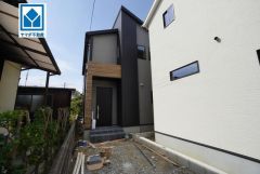 動線が増えて便利なアイランドキッチン。WIC・全室収納付きなので衣類や荷物もすっきり収納可能。