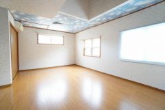 室内の家具等は消去加工（またはCG処理）をしています。住む人のこだわりを活かす洋室。日当たりがよく、寝室としての利用もおすすめ。